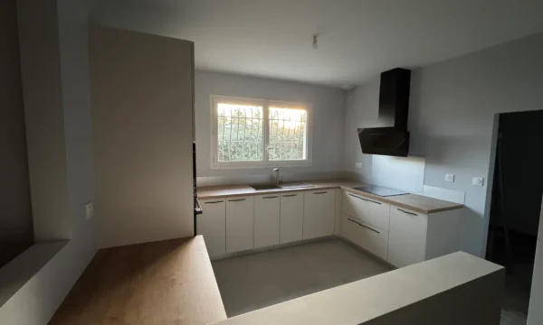 Cuisine à Blanquefort beige et bois : qualité, budget maîtrisé et style tendance.