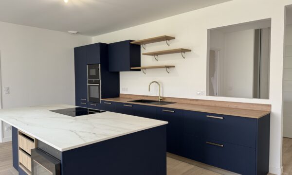 Cuisine sur mesure à Martignas : bleu Blu Fes Fenix , Dekton REM , îlot central