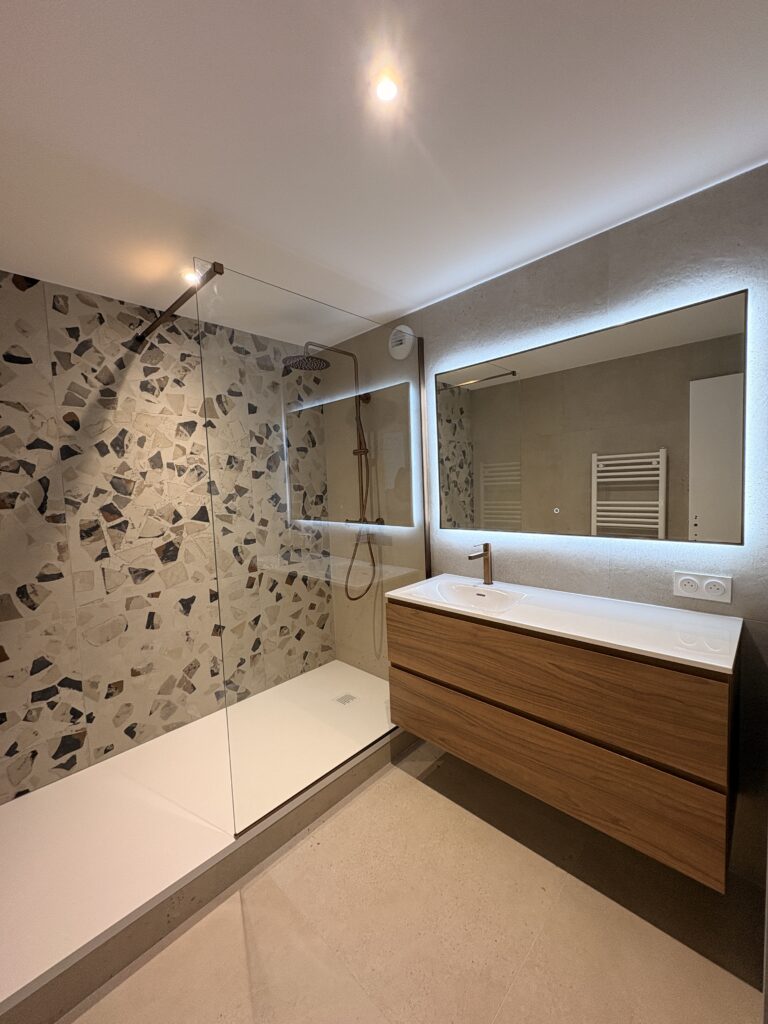 Dans cet appartement situé à Eysines, deux projets menés en parallèle : l’aménagement de sa cuisine ainsi qu'une salle de bains.
