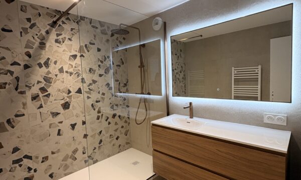Aménagement d’une salle de bains à Eysines : Noyer et cuivre